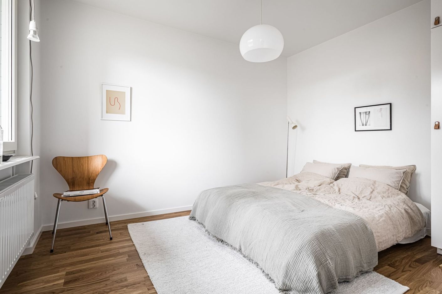 mysigt och ljust sovrum i lägenhet i solna i stockholm